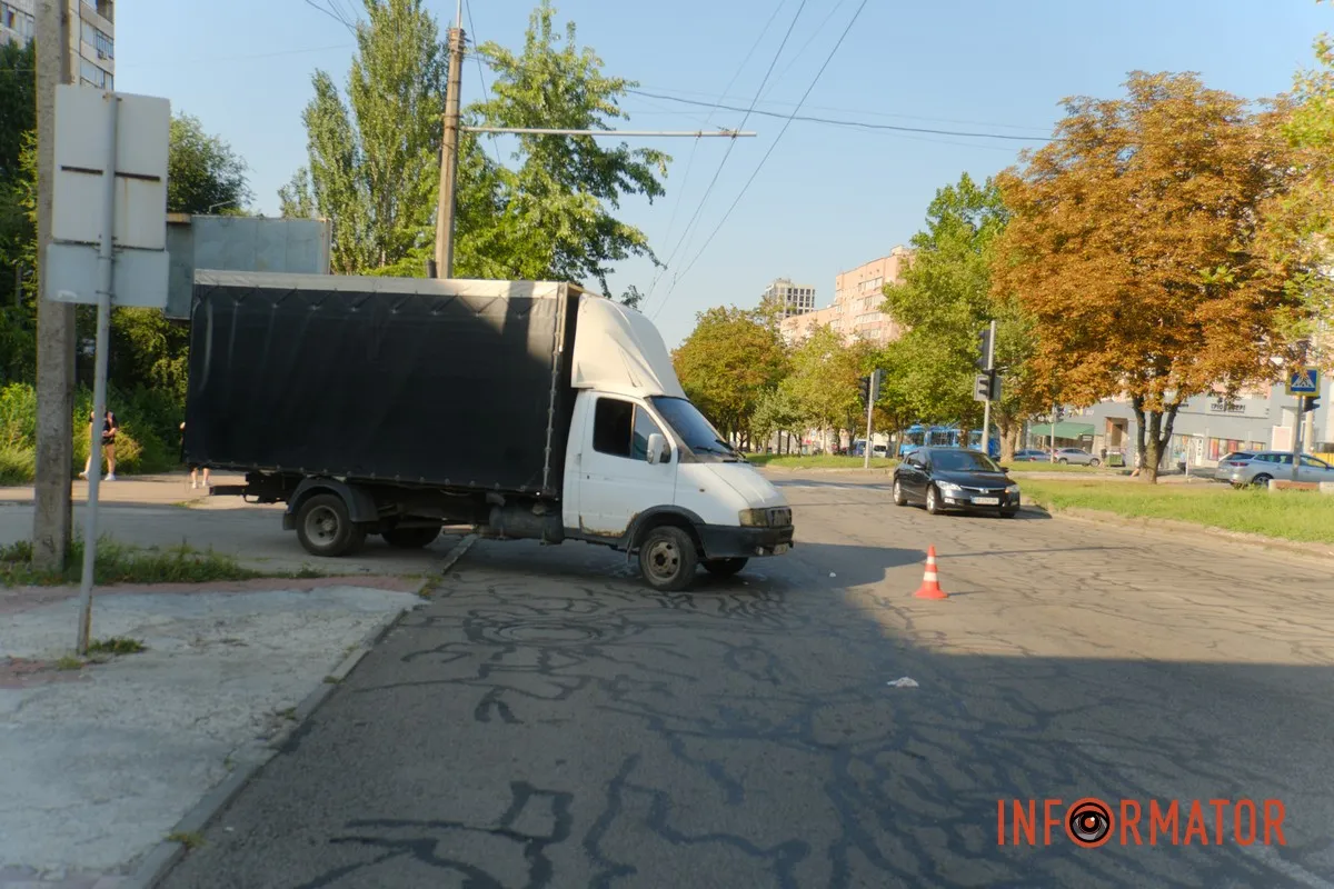 Потерпілу забрала «швидка» У Дніпрі на проспекті Олександра Поля «ГАЗель» збила людину: що відомо 3