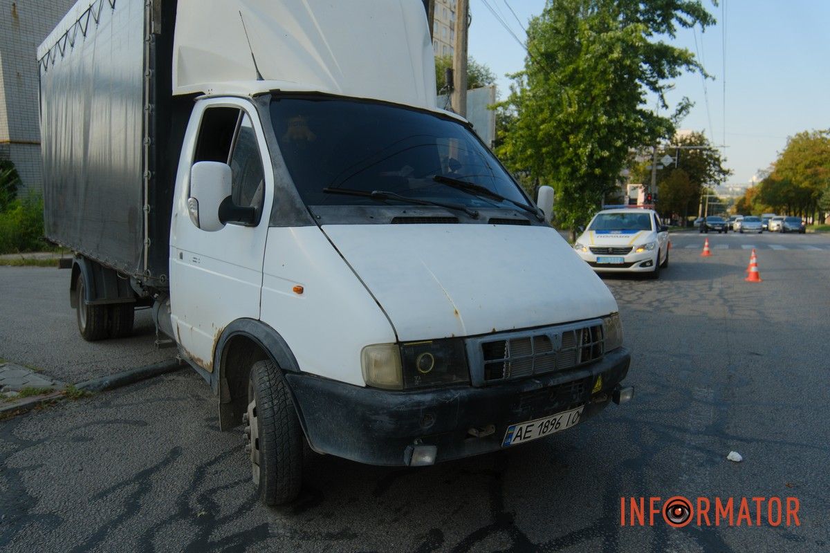 Не перебігайте дорогу! У Дніпрі на проспекті Олександра Поля «ГАЗель» збила людину: що відомо 10
