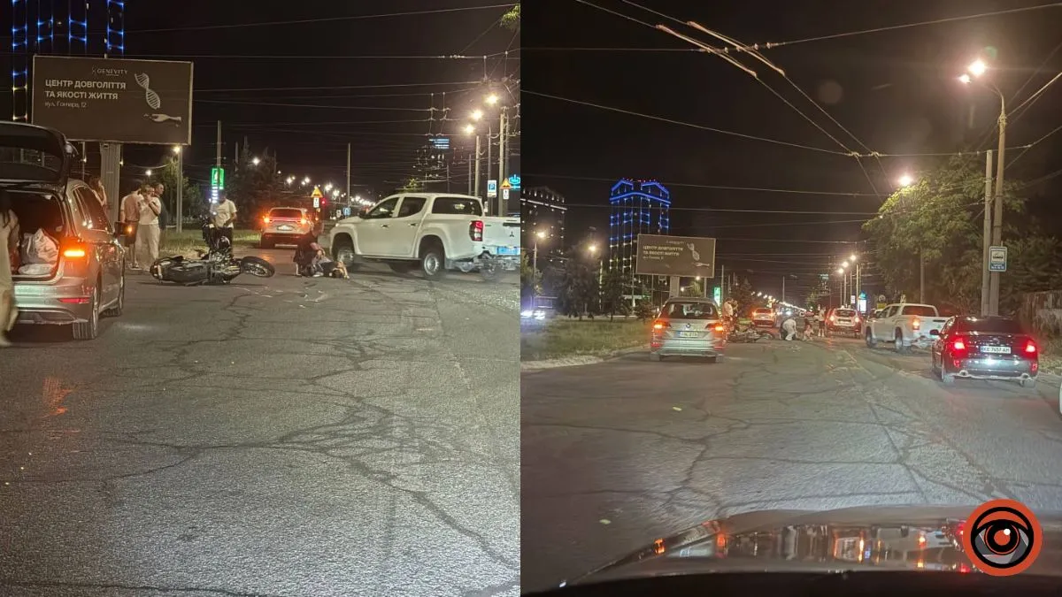 У Дніпрі на Набережній Перемоги мотоцикліст врізався у Renault: відео моменту ДТП