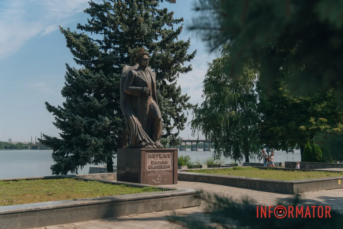 Пам'ятник Василю Маргелову у Дніпрі встановили у серпні 2000 року