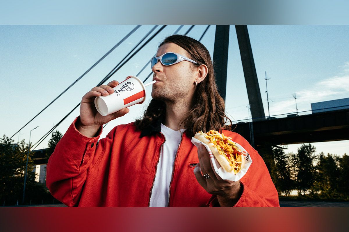 Мережа KFC запустила нову лімітовану лінійку «Стріт Біт» KFC закликало всіх вийти на двір та спробувати нове меню «СтрітБіт» під спеціаьлно написаний хіт MONATIK та нових амбасадорів 2