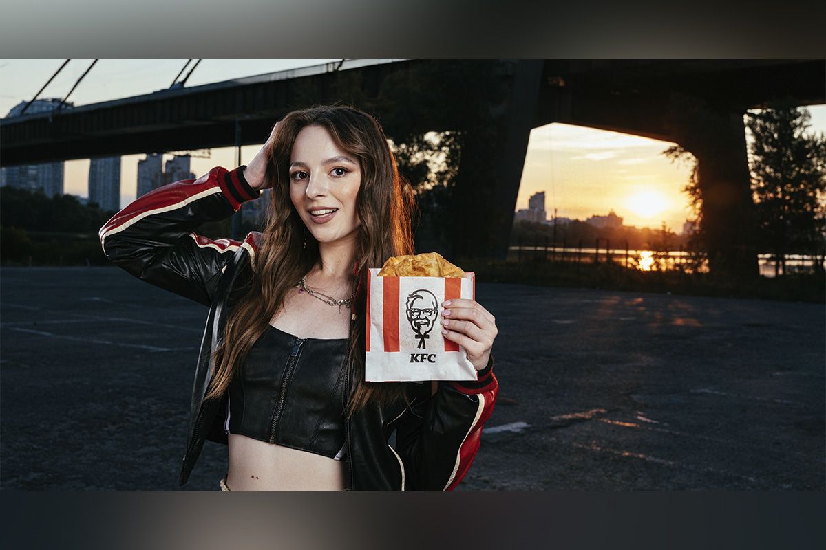 Нова лімітована лінійка буде доступна з 10 серпня в усіх ресторанах KFC KFC закликало всіх вийти на двір та спробувати нове меню «СтрітБіт» під спеціаьлно написаний хіт MONATIK та нових амбасадорів 3
