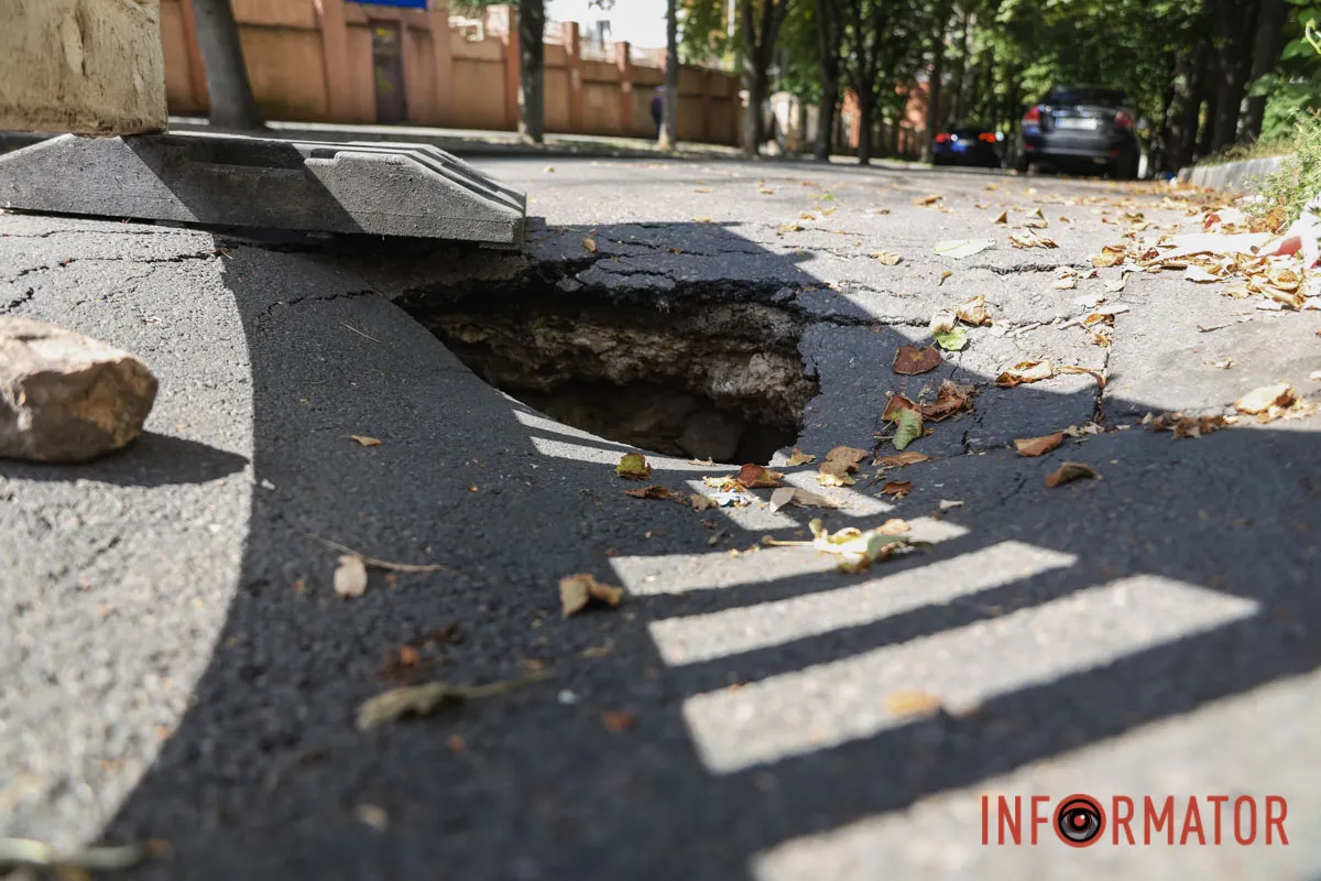 Проседала брусчатка, теперь провалился асфальт: в Днепре на переулке Коновальца возле безбарьерного маршрута появилось пропасть.