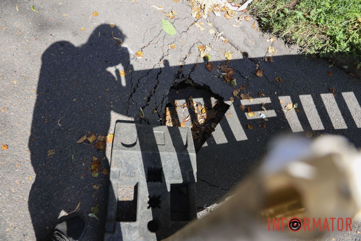 Проседала брусчатка, теперь провалился асфальт: в Днепре на переулке Коновальца возле безбарьерного маршрута появилось пропасть.