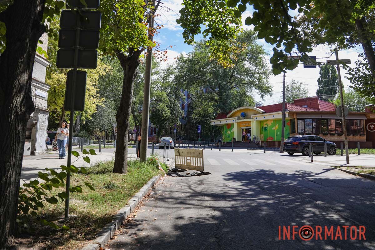 Проседала брусчатка, теперь провалился асфальт: в Днепре на переулке Коновальца возле безбарьерного маршрута появилось пропасть 7