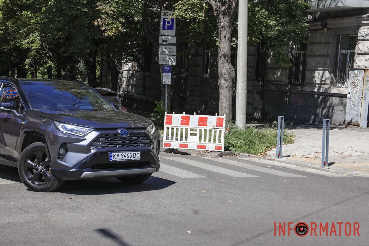 Проседала брусчатка, теперь провалился асфальт: в Днепре на переулке Коновальца возле безбарьерного маршрута появилось пропастью.