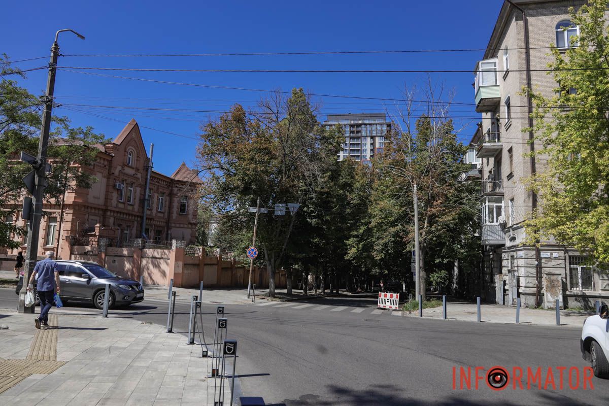 Проседала брусчатка, теперь провалился асфальт: в Днепре на переулке Коновальца возле безбарьерного маршрута появилось пропастью.