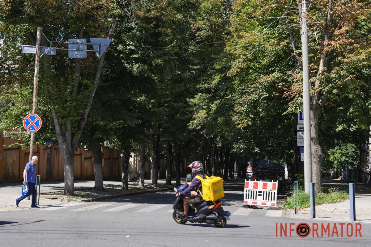 Проседала брусчатка, теперь провалился асфальт: в Днепре на переулке Коновальца возле безбарьерного маршрута появилось пропастью.