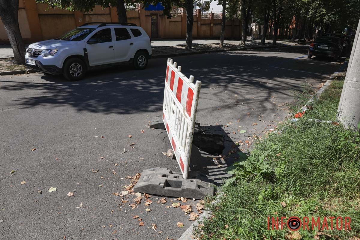 Проседала брусчатка, теперь провалился асфальт: в Днепре на переулке Коновальца возле безбарьерного маршрута появилось пропастью.