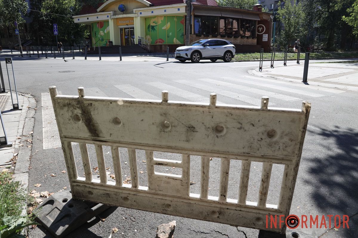 Проседала брусчатка, теперь провалился асфальт: в Днепре на переулке Коновальца возле безбарьерного маршрута появилось пропастью.