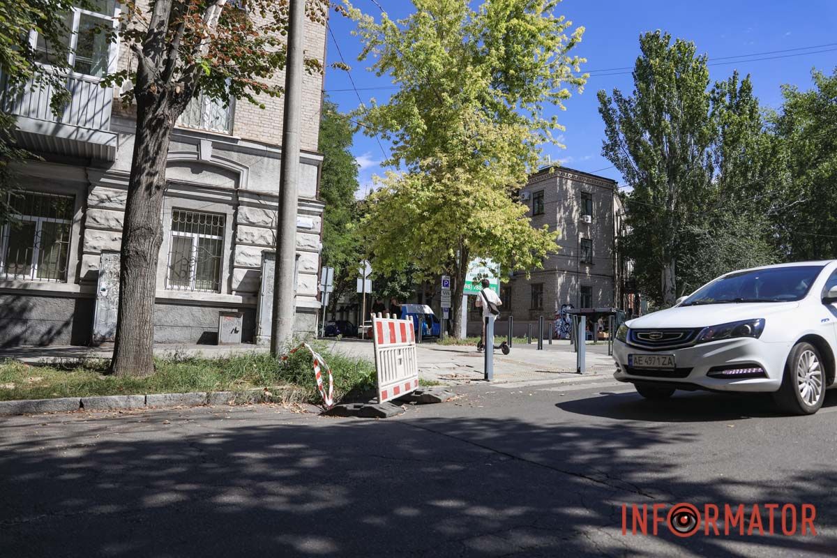 Проседала брусчатка, теперь провалился асфальт: в Днепре на переулке Коновальца возле безбарьерного маршрута появилось пропастью 21