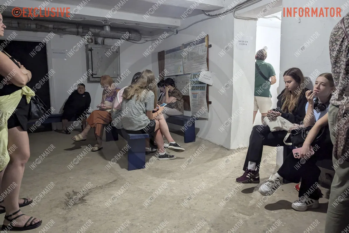 Дехто пасажирів сидів в укритті Дехто пасажирів сидів в укритті
