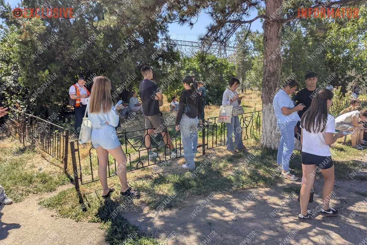 Згідно з правилами, люди мають знаходитись за 100 метрів від вагону Згідно з правилами, люди мають знаходитись за 100 метрів від вагону