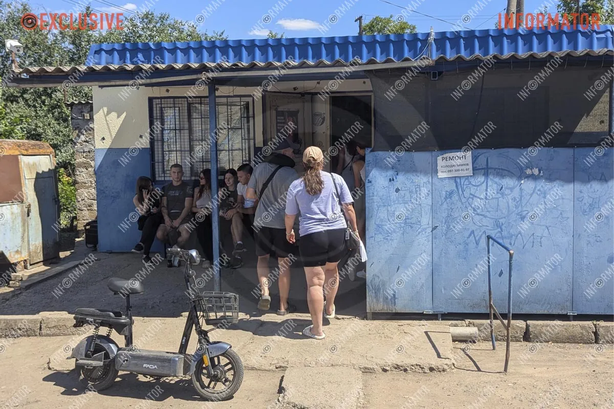 Тільки тут люди могли купити поїсти та придбати води Тільки тут люди могли купити поїсти та придбати води