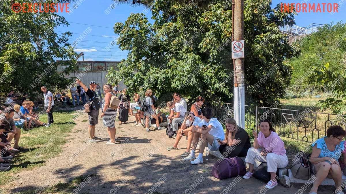 Потяг “Дніпро-Одеса” атакували росіяни: пасажирів наступного рейсу розвернули назад, люди не можуть дістатись домівок