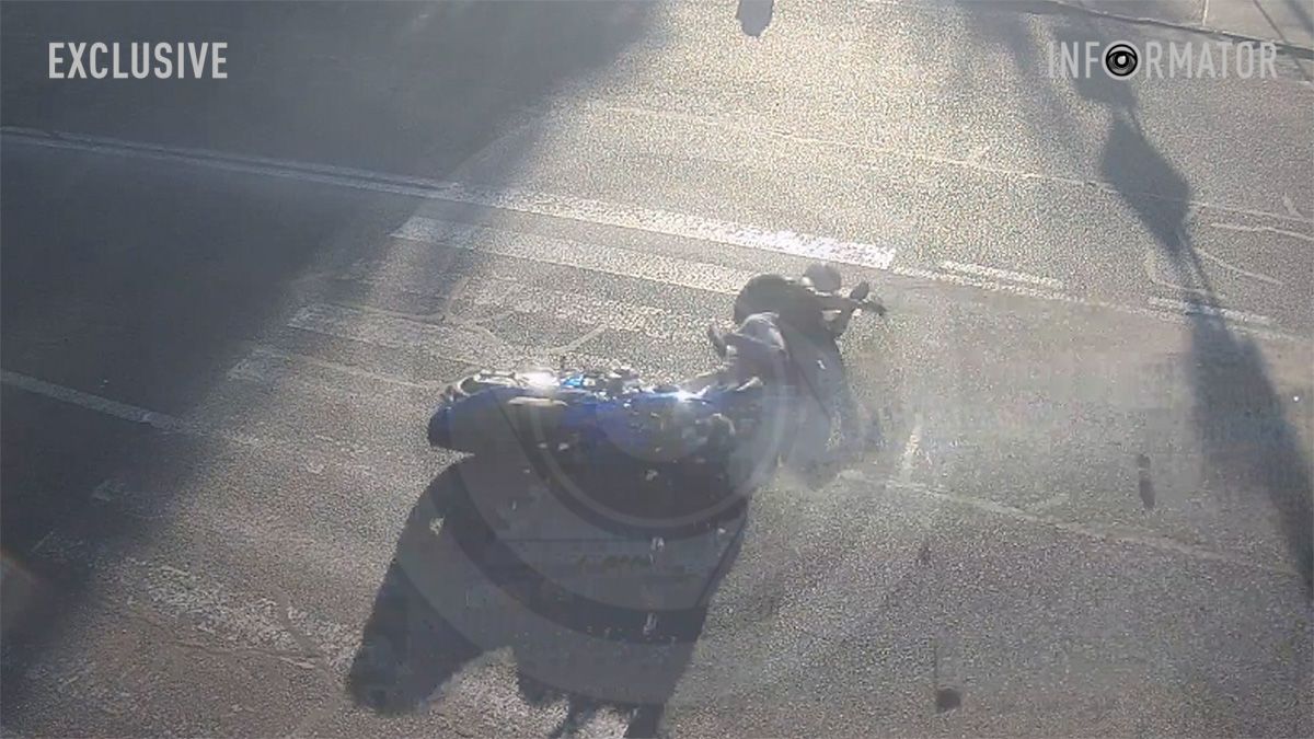 Відео моменту: у Дніпрі на Метробудівській мотоцикліст зіштовхнувся з ВАЗ та залетів під мікроавтобус