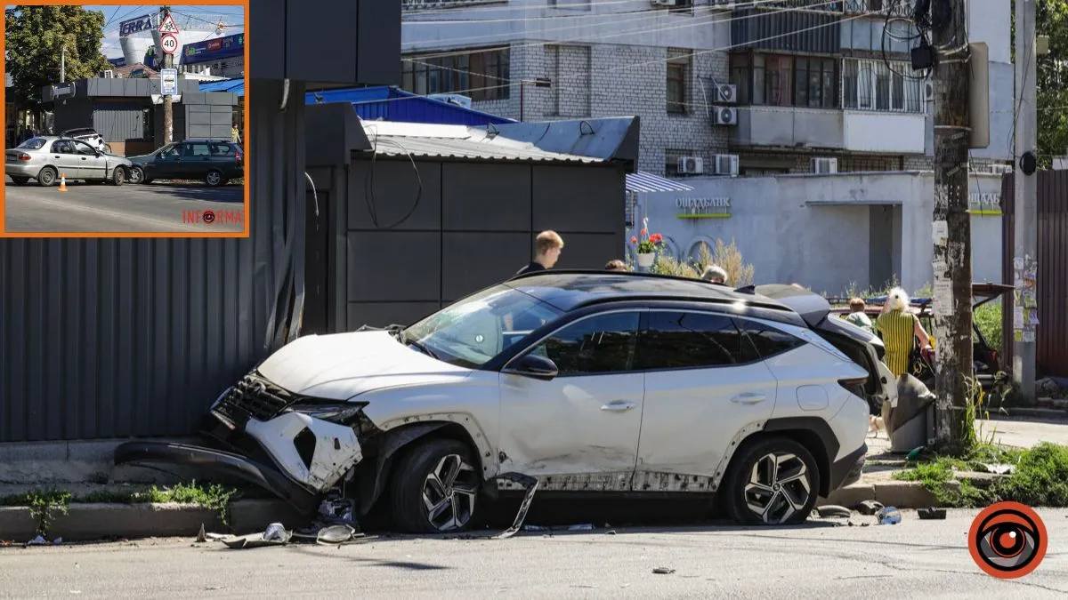 У Дніпрі Hyundai після зіткнення з Lanos влетів у кіоск на Панікахи