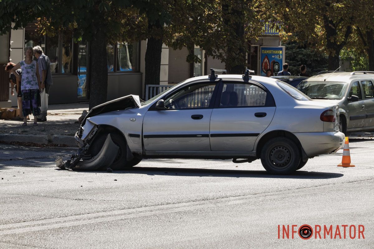 В Днепре Hyundai после столкновения с Lanos влетел в киоск на Паникахи 16
