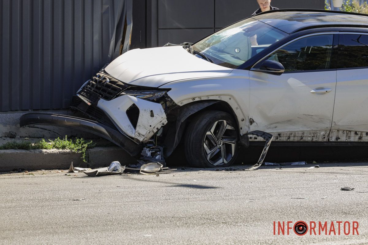 В Днепре Hyundai после столкновения с Lanos влетел в киоск на Паникахи 17