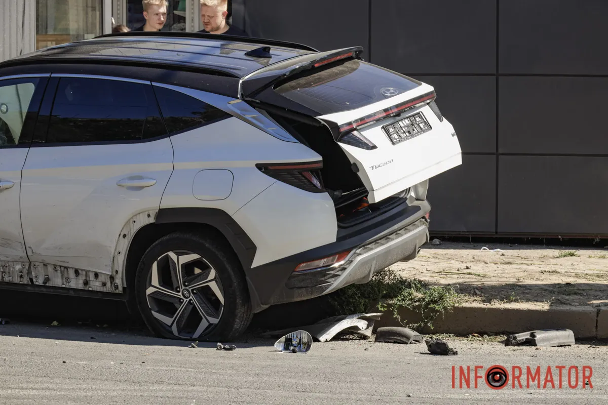 В Днепре Hyundai после столкновения с Lanos влетел в киоск на Паникахи 6