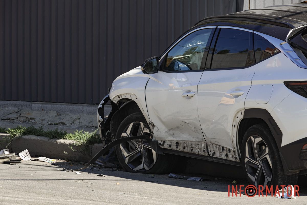 В Днепре Hyundai после столкновения с Lanos влетел в киоск на Паникахи 7