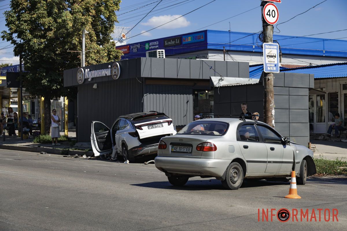 В Днепре Hyundai после столкновения с Lanos влетел в киоск на Паникахи 12
