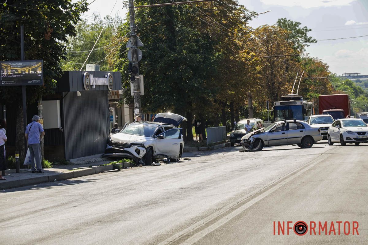 В Днепре Hyundai после столкновения с Lanos влетел в киоск на Паникахи 13
