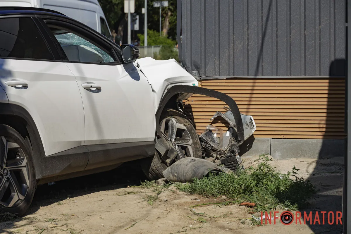 В Днепре Hyundai после столкновения с Lanos влетел в киоск на Паникахи 5