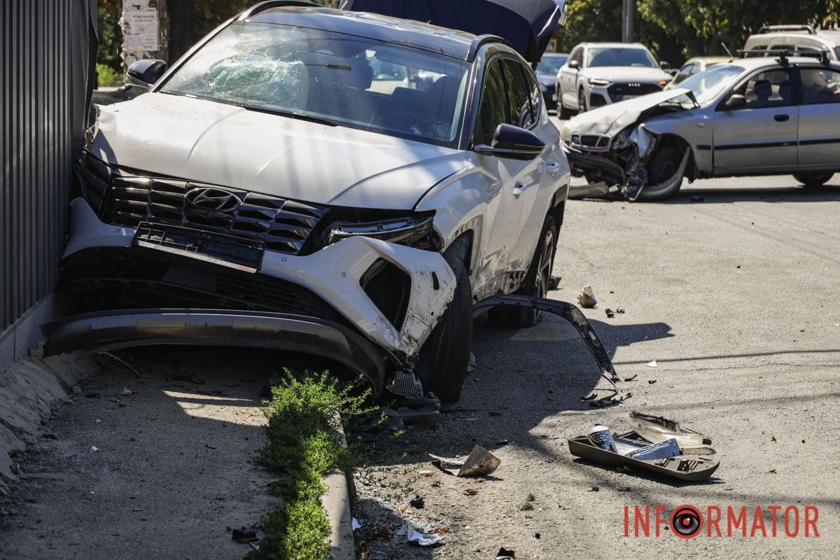 В Днепре Hyundai после столкновения с Lanos влетел в киоск на Паникахи 8