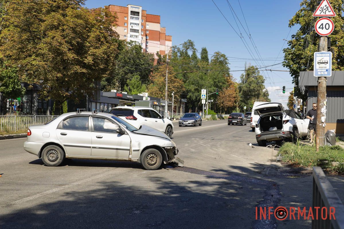 В Днепре Hyundai после столкновения с Lanos влетел в киоск на Паникахи 15