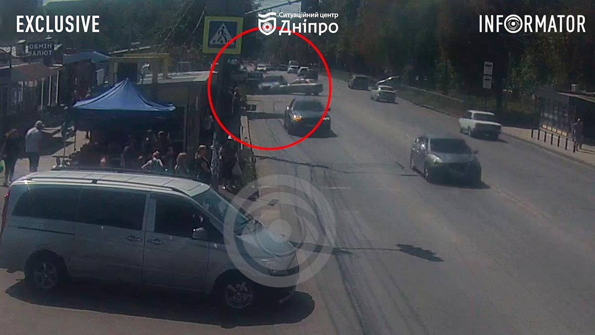 Момент аварії: у Дніпрі на Панікахи Hyundai після зіткнення з Lanos влетів у кіоск