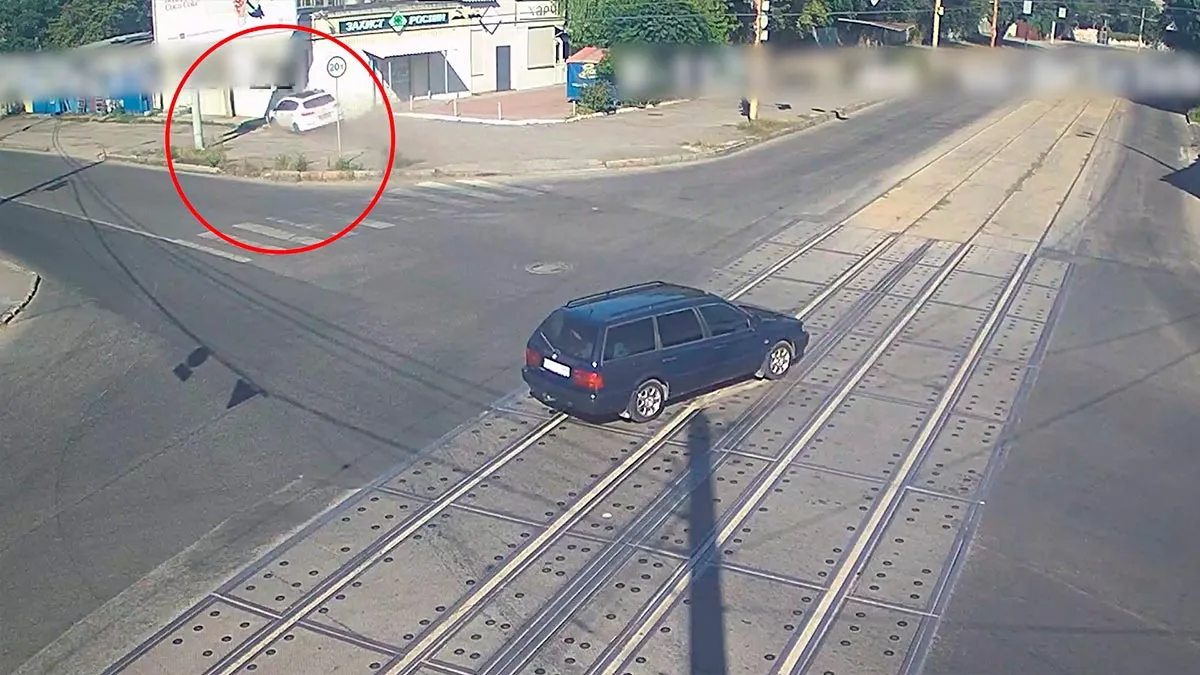 Автівка вилетіла з проїзної частини, знесла стовп та врізалась у будівлю: відео моменту ДТП на Павлова у Дніпрі