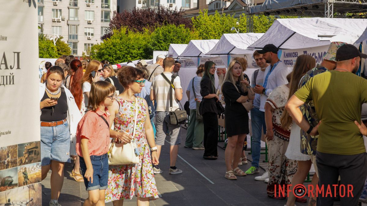 У Дніпрі проходить фестиваль “Книжкова площа”: що цікавого можна знайти й побачити