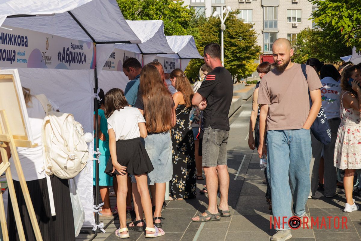 У Дніпрі проходить фестиваль “Книжкова площа”: що цікавого можна знайти й побачити 27