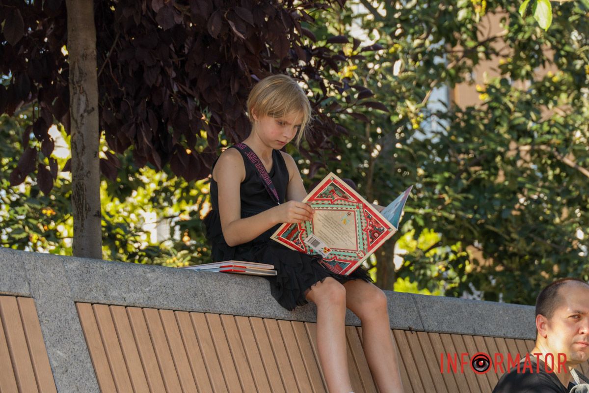 У Дніпрі проходить фестиваль “Книжкова площа”: що цікавого можна знайти й побачити 32