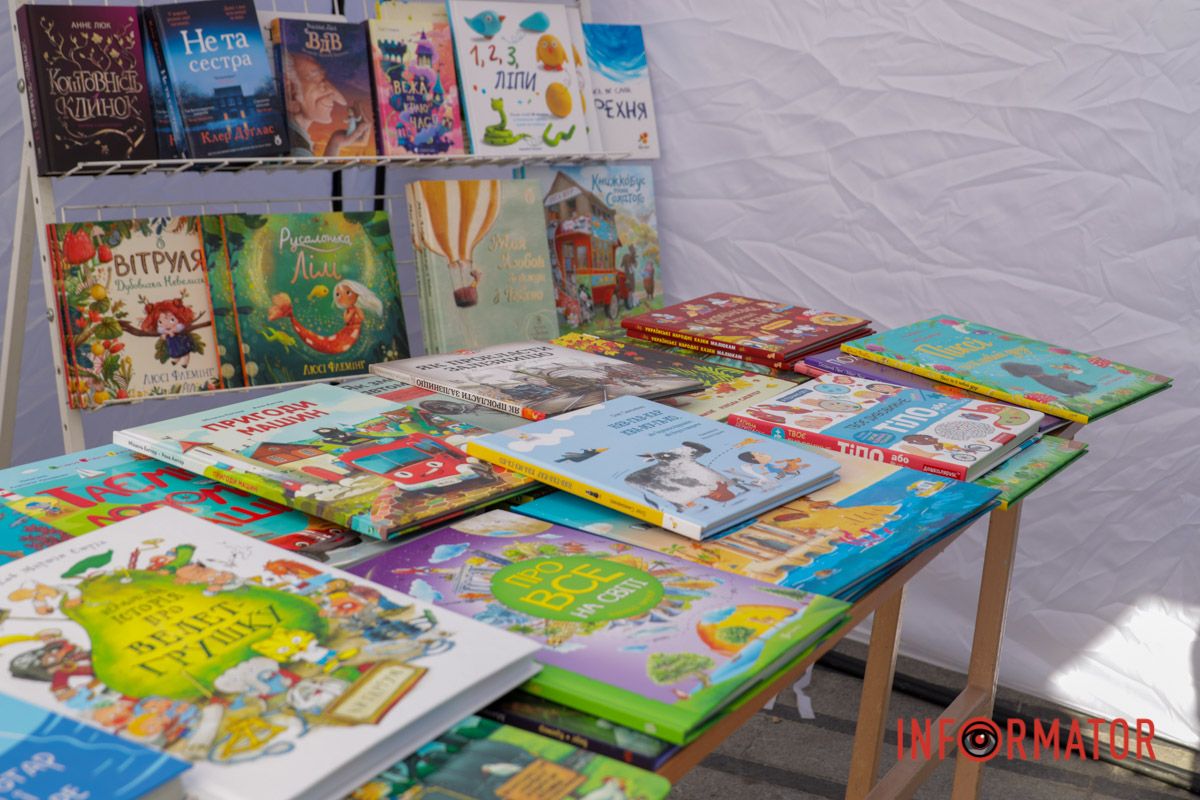 У Дніпрі проходить фестиваль “Книжкова площа”: що цікавого можна знайти й побачити 41