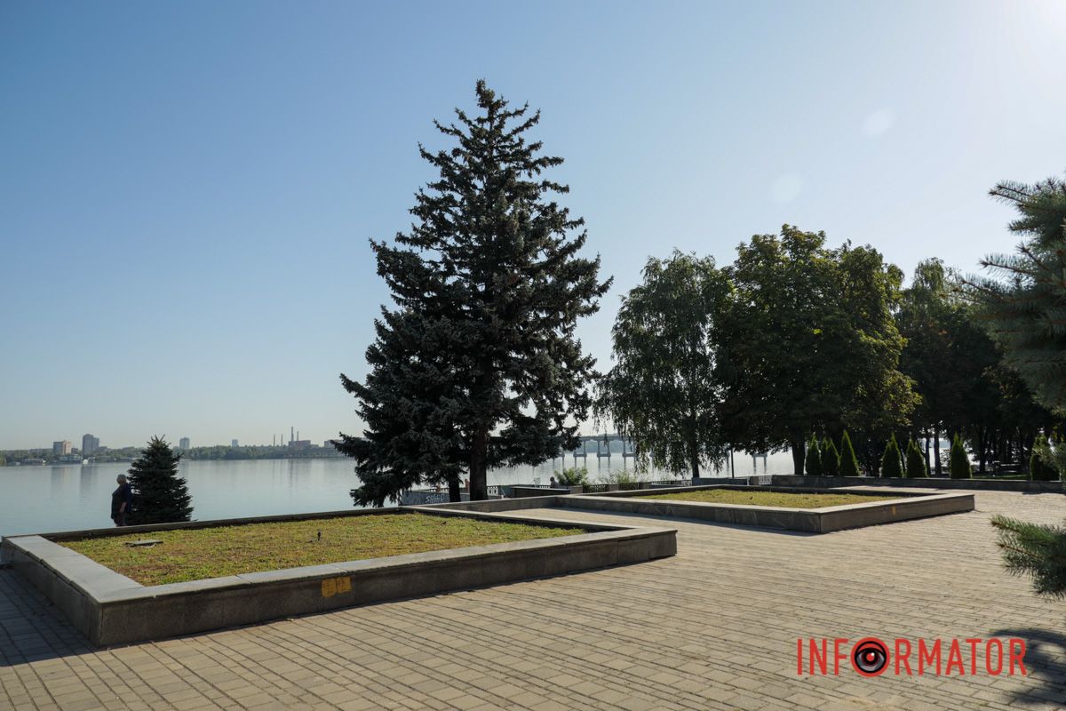 Пам'ятник важив близько 3 тонн У Дніпрі на Січеславській Набережній демонтували пам’ятник Маргелову: що може з’явитись на його місці 4