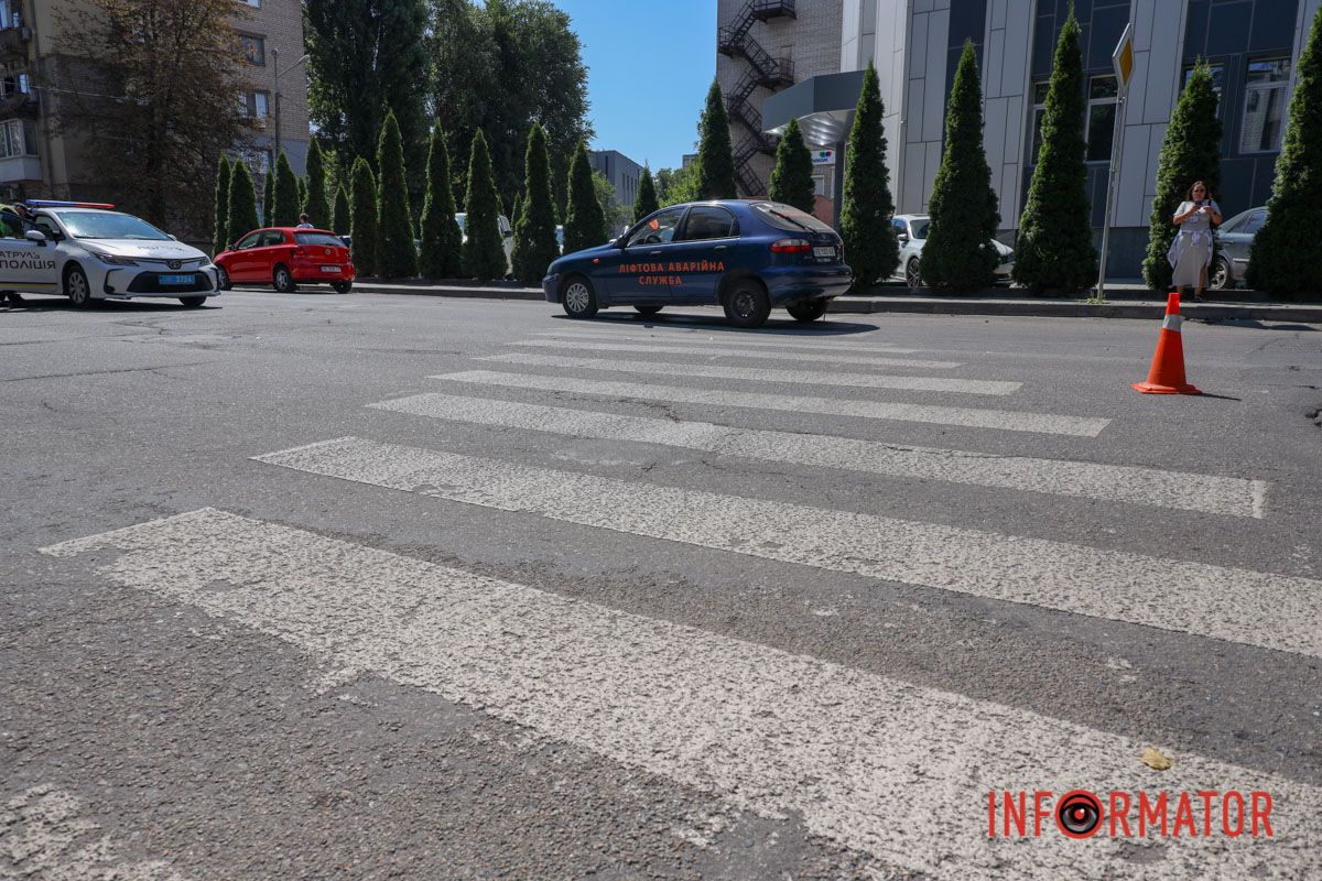 У Дніпрі на Ярослава Мудрого Lanos аварійної ліфтової служби збив жінку на пішохідному переході 11