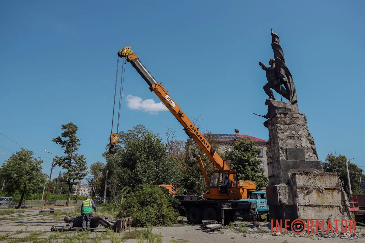 В Днепре демонтируют 8,5-метровый памятник советским революционерам.