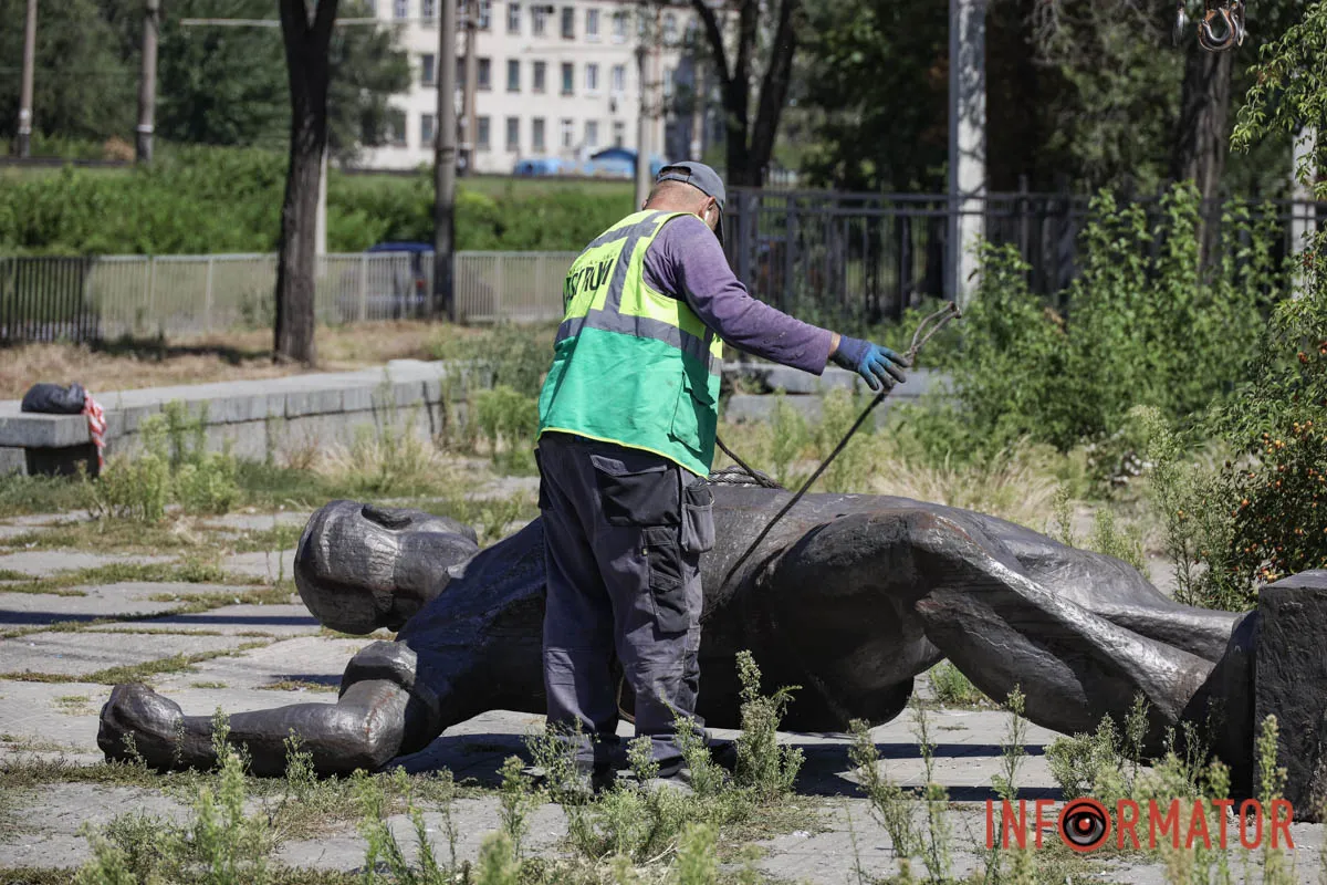 В Днепре демонтируют 8,5-метровый памятник советским революционерам.