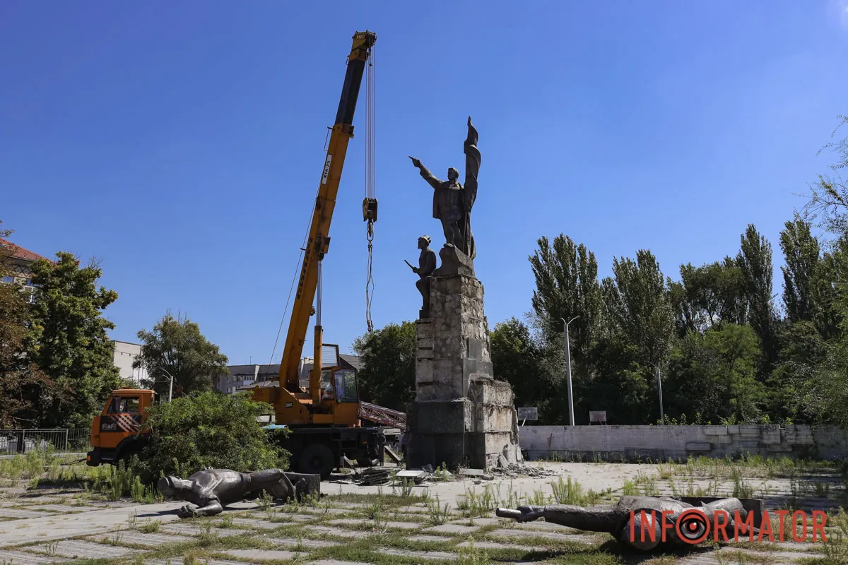 В Днепре демонтируют 8,5-метровый памятник советским революционерам 3