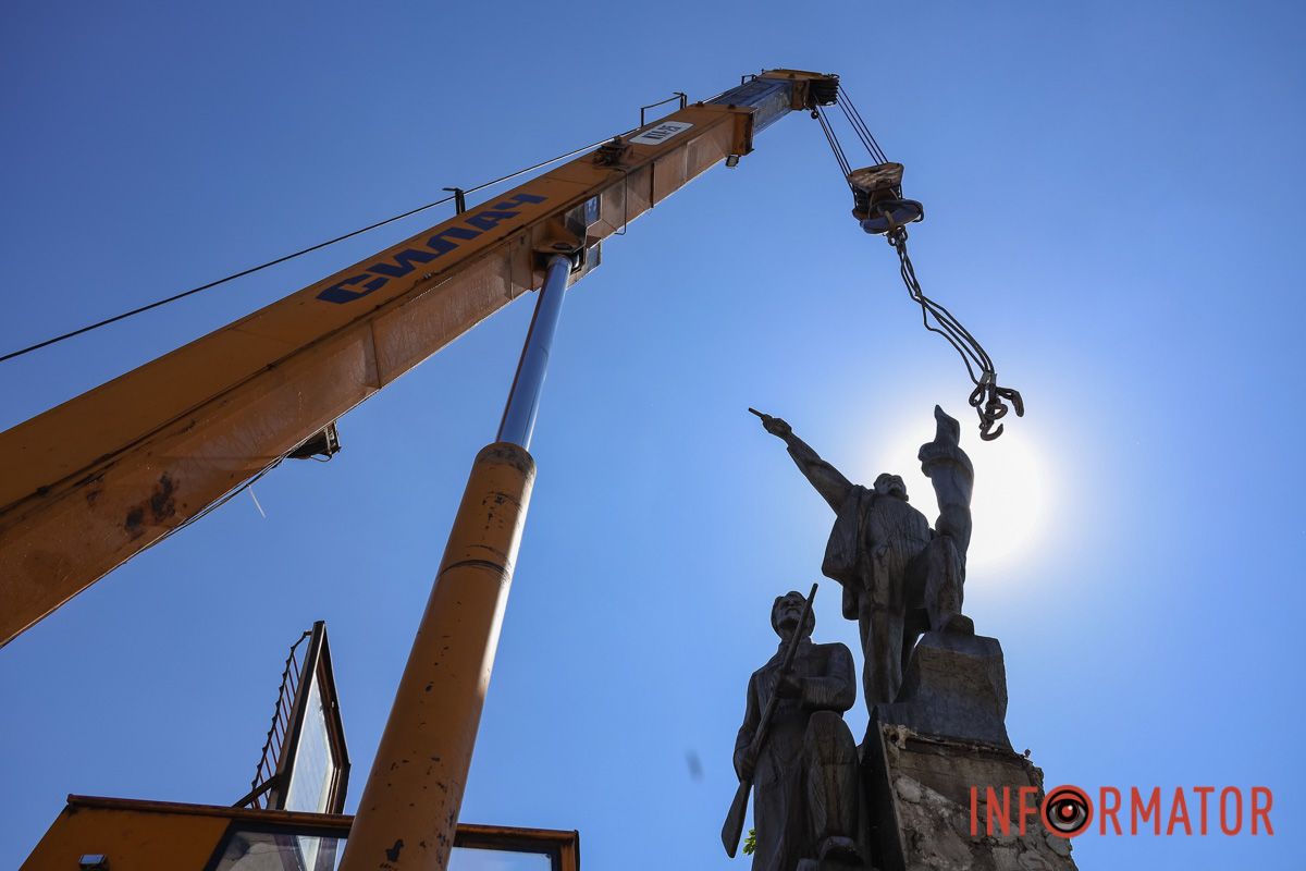 В Днепре демонтируют 8,5-метровый памятник советским революционерам 9