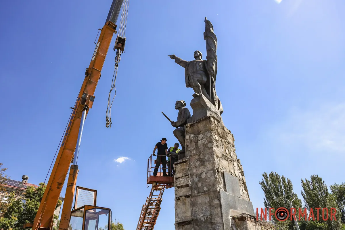 В Днепре демонтируют 8,5-метровый памятник советским революционерам 17