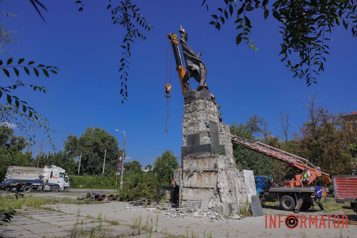 В Днепре демонтируют 8,5-метровый памятник советским революционерам 21