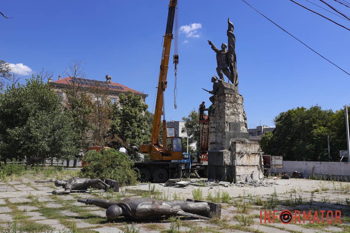В Днепре демонтируют 8,5-метровый памятник советским революционерам 23