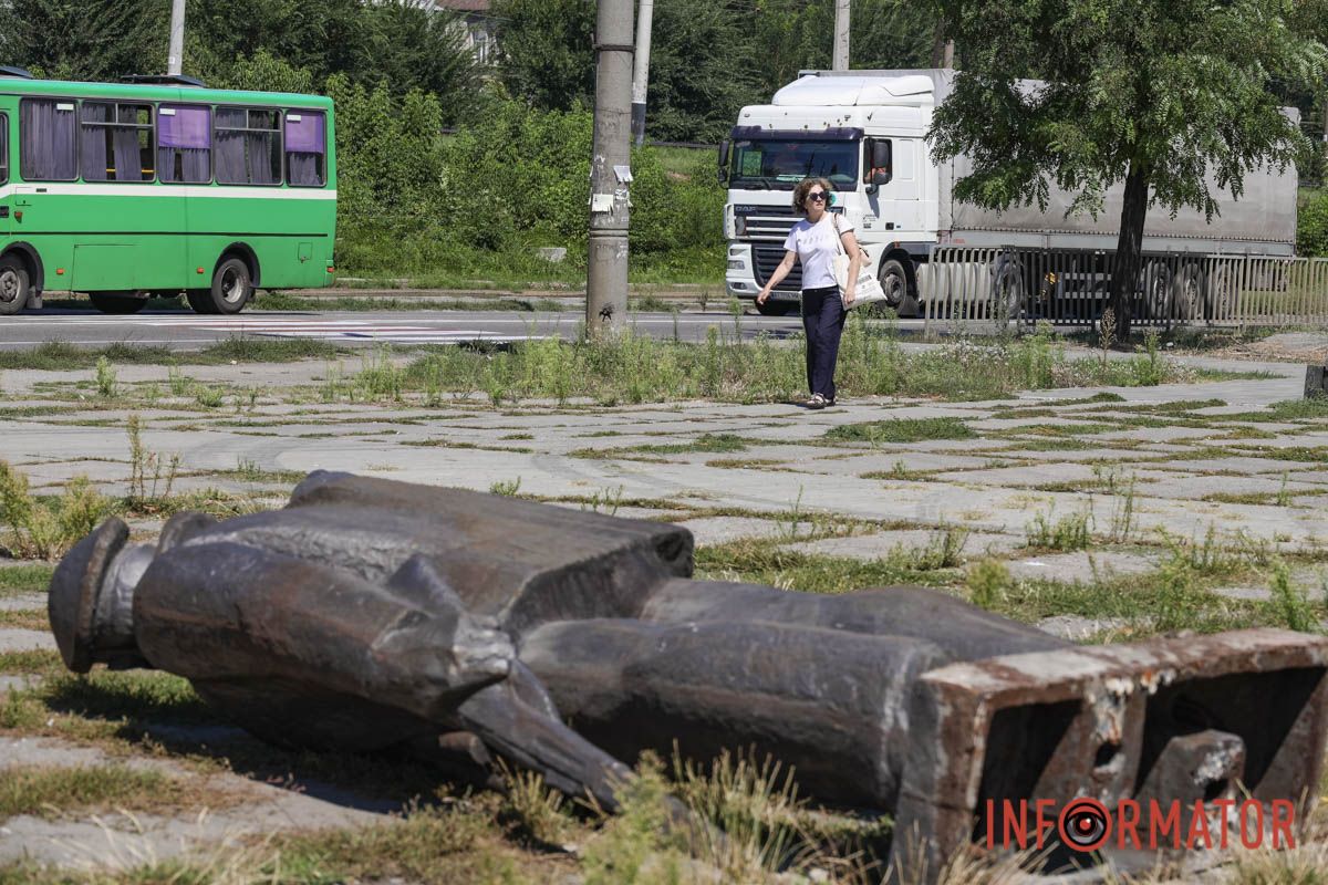 В Днепре демонтируют 8,5-метровый памятник советским революционерам 24