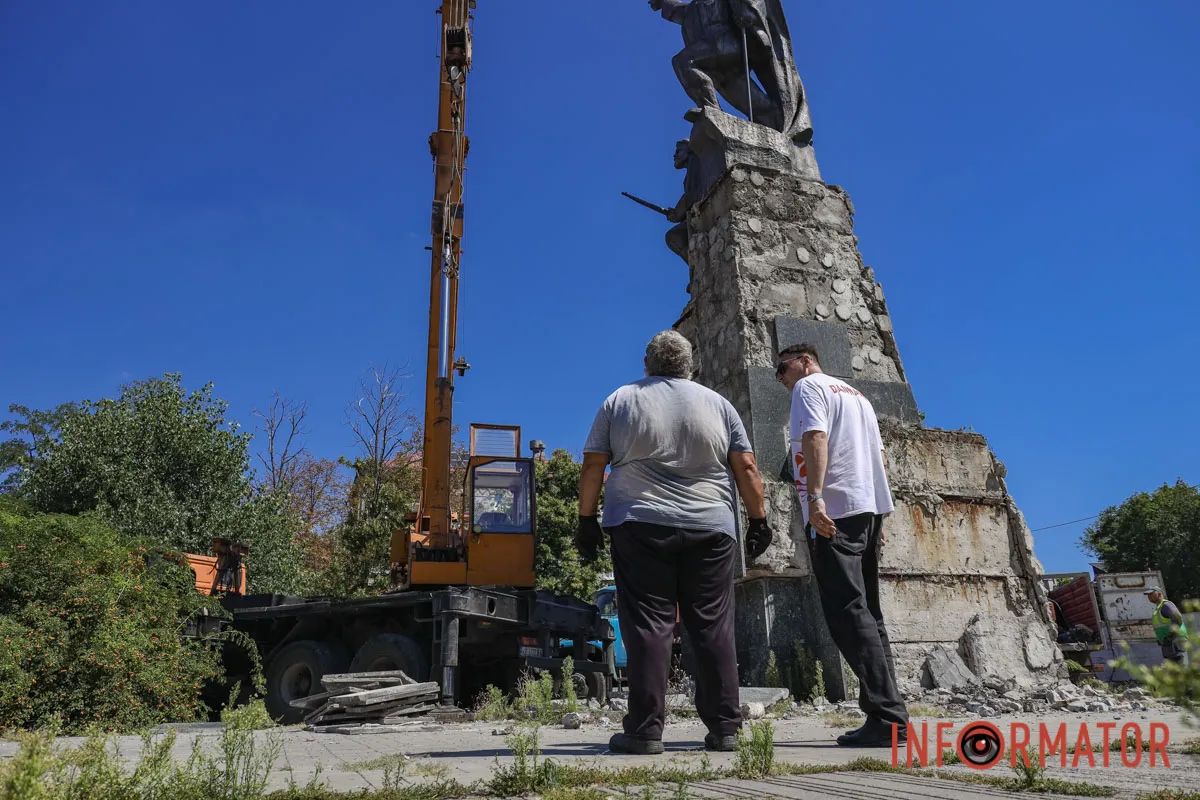 В Днепре демонтируют 8,5-метровый памятник советским революционерам 25