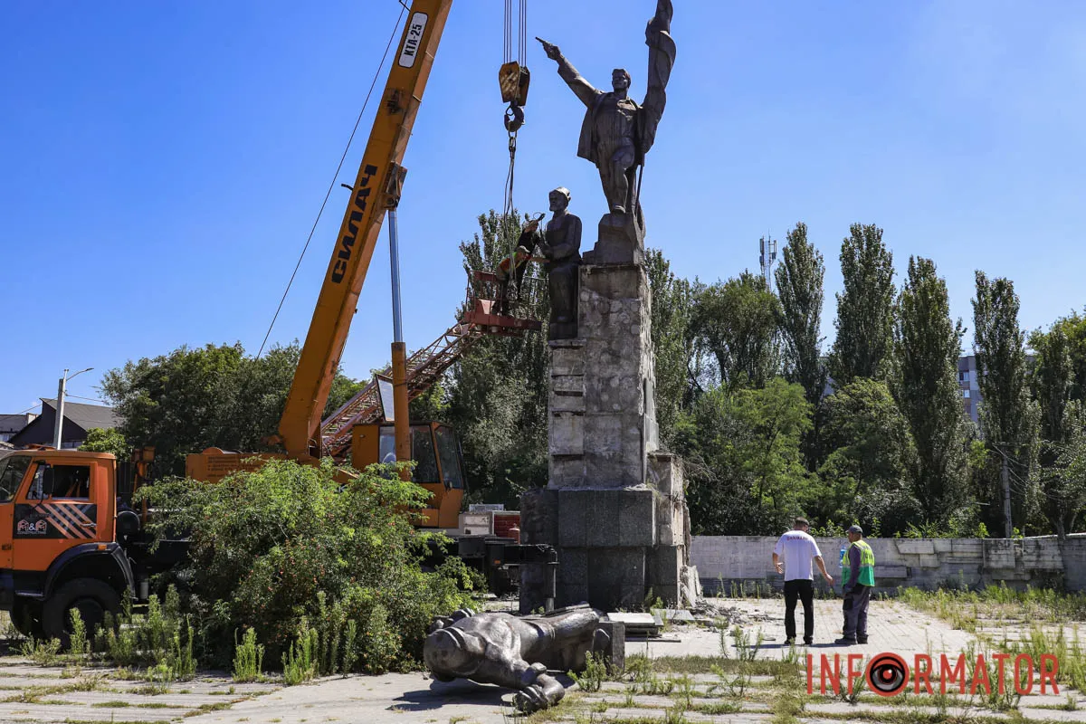 В Днепре демонтируют 8,5-метровый памятник советским революционерам 26