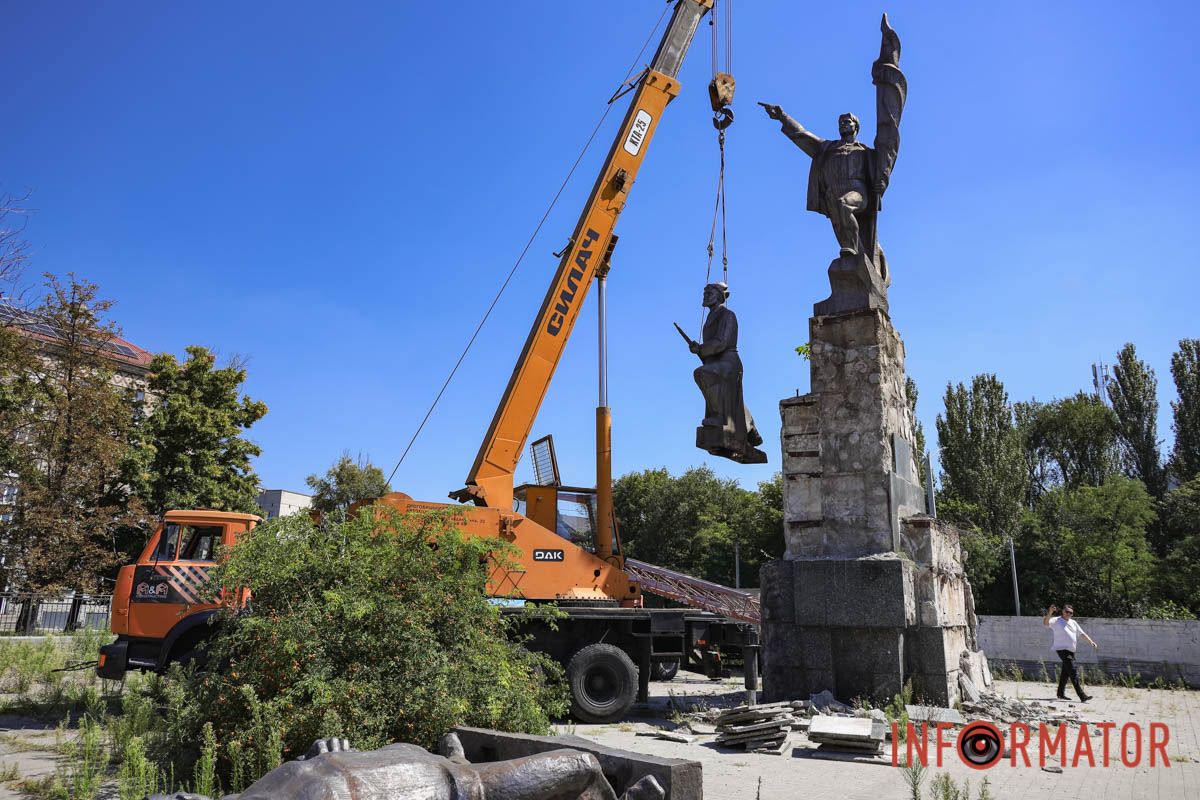 В Днепре демонтируют 8,5-метровый памятник советским революционерам 35