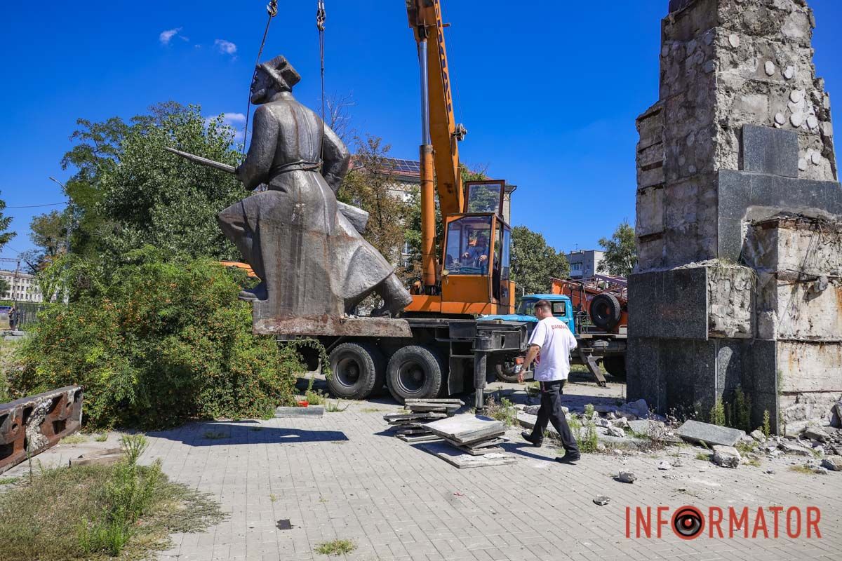 В Днепре демонтируют 8,5-метровый памятник советским революционерам 41